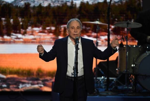 Parteitag der Demokraten in Philadelphia Musician Paul Simon performs on day one of the Democratic National Convention at the Wells Fargo Center in Philadelphia, Pennsylvania on Monday, July 25, 2016. The four-day convention starts on Monday, July 25th, and is expected to nominate Hillary Clinton for president of the United States.  PHI20160725806 PATxBENIC