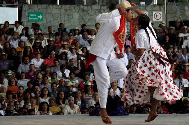 (160726) -- OAXACA (MEXICO), July 25, 2016 -- People dance during the first day of the 84th Guelaguetza Feast in Oaxaca, Oaxaca State, Mexico, on July 25, 2016. The first day of the feast featured a parade of traditional costumes and dances by 22 delegations of the eight regions that make up Oaxaca State. )(wjd) MEXICO-OAXACA-GUELAGUETZA FEAST MAXxNUNEZ 