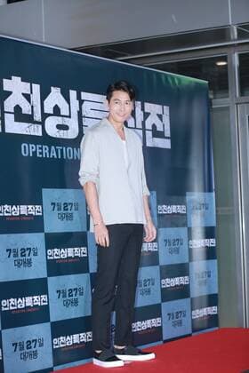 Jung jae Lee,Lee Beom su,Jung JunHo and Sae-yeon Jin attend the VIP premiere of Operation Chromite in Seoul, Korea on 25th July, 2016.(China and Korea Rights Out)  2016072600421