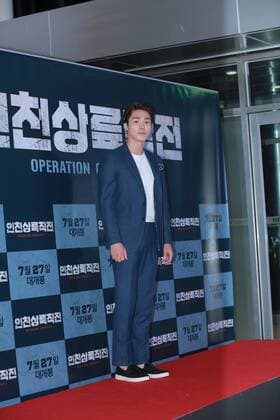 Jung jae Lee,Lee Beom su,Jung JunHo and Sae-yeon Jin attend the VIP premiere of Operation Chromite in Seoul, Korea on 25th July, 2016.(China and Korea Rights Out)  2016072600428