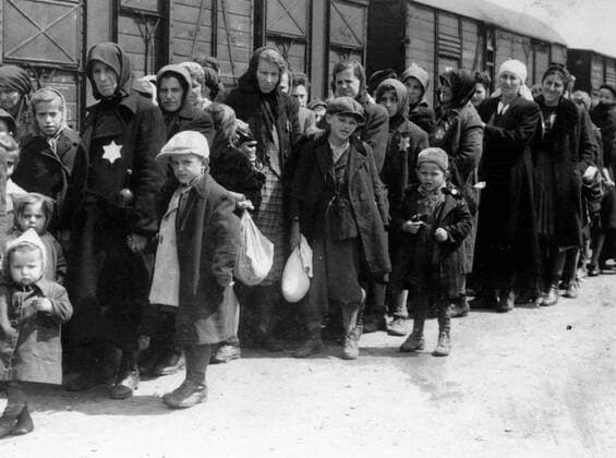IMAGO History, Zweiter Weltkrieg: 1939 - 1945 Arrival of a train containing Jews deported to Auschwitz death camp in Poland. Auschwitz-Birkenau (1940-1945) was the largest of the German Concentration and Extermination camps. 1.1 million people, 90 per cent of them Jews are thought to have died there most of them in the gas chambers. WHA  !ACHTUNG AUFNAHMEDATUM GESCHÄTZT! Copyright: WHA UnitedArchives012117