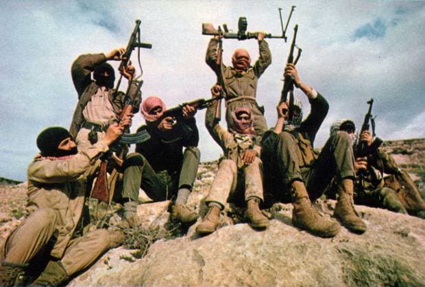 In the mountains east of the Jordan River, a patrol from the Popular Front for the Liberation of Palestine punctuates a battle hymn by discharging Soviet, Chechoslovanian (VZ58), and (top left) Egyptian weapons. Early 1969. Thomas R Koeniges. WHA  !ACHTUNG AUFNAHMEDATUM GESCHÄTZT! Copyright: WHA UnitedArchives012336