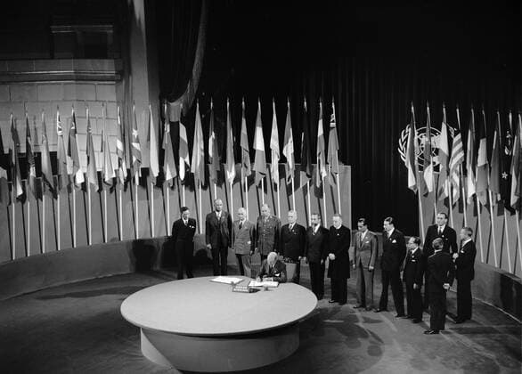 The San Francisco Conference: Netherlands Signs United Nations Charter June 1945. Alexander Loudon, Ambassador of the Netherlands to the United States and Vice-Chairman of the delegation, signing the UN Charter at a ceremony held at the Veterans War Memorial Building on 26 June 1945. WHA  !ACHTUNG AUFNAHMEDATUM GESCHÄTZT! Copyright: WHA UnitedArchives0126505