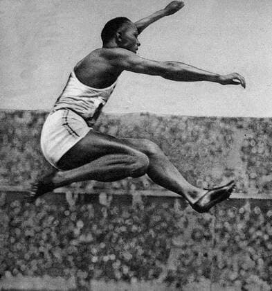 Jesse Owens (1913 – 1980) American track and field athlete. He participated in the 1936 Summer Olympics in Berlin, Germany, where he achieved international fame by winning four gold medals: one each in the 100 meters, the 200 meters, the long jump, and as WHA  !ACHTUNG AUFNAHMEDATUM GESCHÄTZT! Copyright: WHA UnitedArchives015337