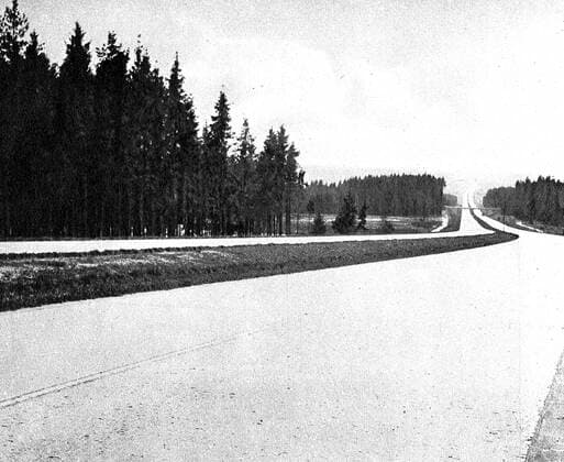 Motorway or Autobahn (Germany) 1936. They first were built in the 1920s and, in the 1930s, the official name was Reich autobahn (freeway of the Reich). WHA  !ACHTUNG AUFNAHMEDATUM GESCHÄTZT! Copyright: WHA UnitedArchives015340
