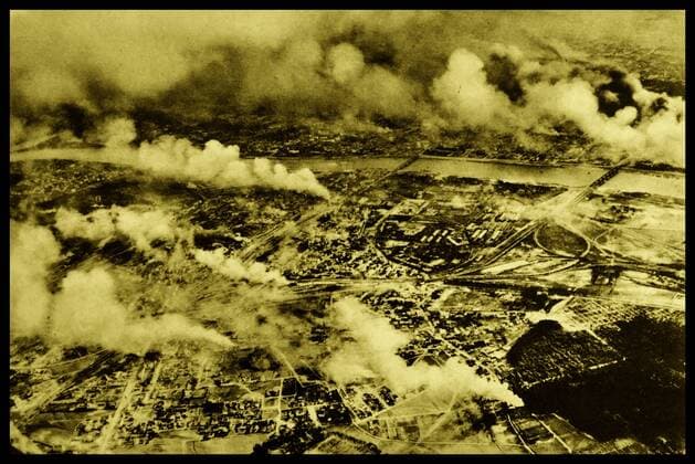 IMAGO History, Zweiter Weltkrieg: 1939 - 1945 A scenic shot over Warsaw. The Polish captial was largely damaged and destroyed, after German forces invaded the country in 1939. WorldxHistoryxArchive