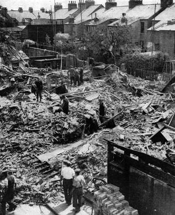 Bomb damage in a Cambridge street after a raid on eastern England by the Luftwaffe (German Air Force) on the night of 18-19 June 1940. A number of houses destroyed, 11 civilians killed and 14 wounded. WHA  !ACHTUNG AUFNAHMEDATUM GESCHÄTZT! Copyright: WHA UnitedArchives016945