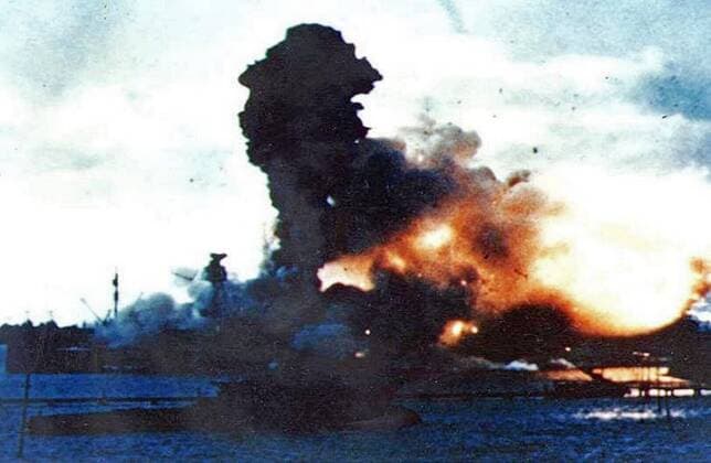 IMAGO History, Zweiter Weltkrieg: 1939 - 1945 Pearl Harbour , Japanese air attack sinks the USS Arizona 1941 WHA  !ACHTUNG AUFNAHMEDATUM GESCHÄTZT! Copyright: WHA UnitedArchives019954