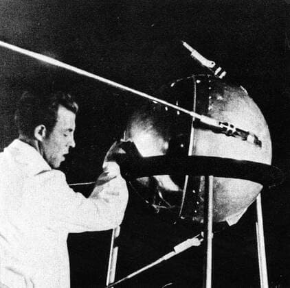 IMAGO History, Sowjetunion startet Sputnik, den ersten von Menschen gebauten Satelliten: 1957 Sputnik I the first space satellite WHA  !ACHTUNG AUFNAHMEDATUM GESCHÄTZT! Copyright: WHA UnitedArchives020059