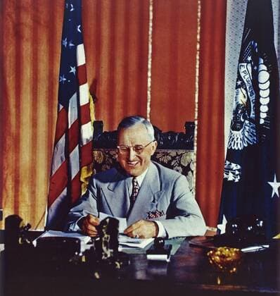 American President Harry S Truman (1884 - 1972) signing the Foreign Aid Assistance Act, which provided a programme of foreign aid to Greece and Turkey. The provision of economic support to any nation resisting communist pressure came to be known as the Truman Doctrine WHA  !ACHTUNG AUFNAHMEDATUM GESCHÄTZT! Copyright: WHA UnitedArchives020303