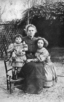 IMAGO ICONS: Marie Curie Marie Curie (1867-1934) Polish-born French physics, with her daughters Eve and Irene in 1908. WHA  !ACHTUNG AUFNAHMEDATUM GESCHÄTZT! Copyright: WHA UnitedArchives0460000408