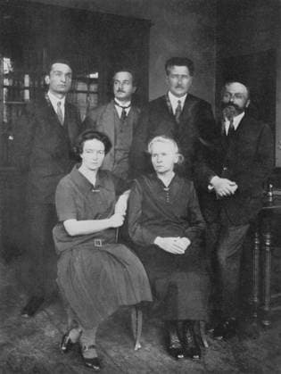 IMAGO ICONS: Marie Curie Marie Curie (1867-1934) Polish-born French physicist, with her daughter Irene Joliot-Curie (1897-1956) with members of the Institute of Radium, Paris. On the right is their co-worker Andre Debierne WHA  !ACHTUNG AUFNAHMEDATUM GESCHÄTZT! Copyright: WHA UnitedArchives0460000411