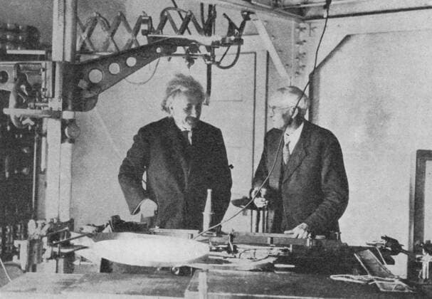 Albert EINSTEIN (1879-1955), German-Swiss-American mathematical physicist, at Mount Wilson Observatory, United States, examining the spectrograph at base of 150-foot tower telescope WHA  !ACHTUNG AUFNAHMEDATUM GESCHÄTZT! Copyright: WHA UnitedArchives0460000431
