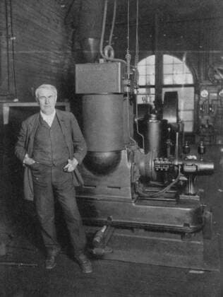 Thomas Alva Edison (1847-1931) American inventor, with his first dynamo for producing electric light. WHA  !ACHTUNG AUFNAHMEDATUM GESCHÄTZT! Copyright: WHA UnitedArchives0460000552