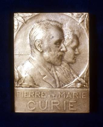 IMAGO ICONS: Marie Curie Marie (1867-1934) and Pierre (1859-1906) Curie. From a commemorative plaquette. In 1903 the Curies shared the Nobel prize for physics with Henri Becquerel for work on radioactivity WHA  !ACHTUNG AUFNAHMEDATUM GESCHÄTZT! Copyright: WHA UnitedArchives0460001113