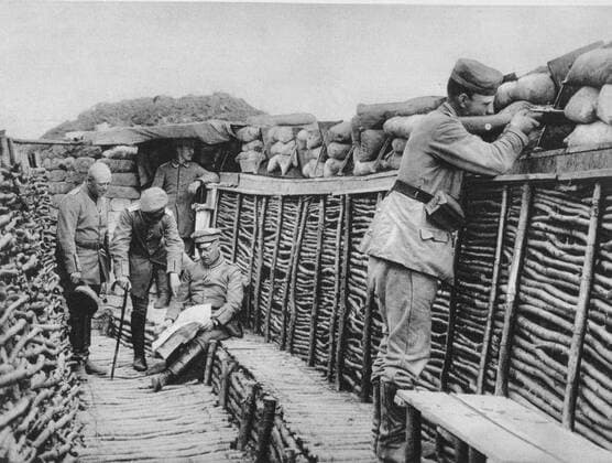 World War I 1914-1918: View inside the German trenches in France, 1915. Officers are examining plans while a rifleman stands keeping watch behind sandbags. Military, Army, Soldier, Weapon, Smallarms WHA  !ACHTUNG AUFNAHMEDATUM GESCHÄTZT! Copyright: WHA UnitedArchives0510004658