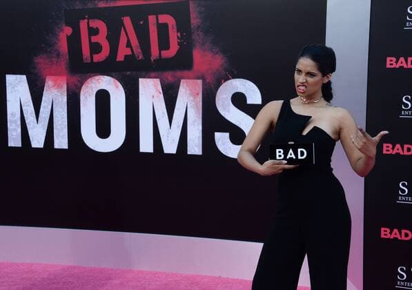 Bilder des Tages Cast member Lilly Singh attends the premiere of the motion picture comedy Bad Moms at Mann Village Theater in the Westwood section of Los Angeles on July 26, 2016. Storyline: When three overworked and under-appreciated moms are pushed beyond their limits, they ditch their conventional responsibilities for a jolt of long overdue freedom, fun, and comedic self-indulgence.  LAP2016072631 JIMxRUYMEN