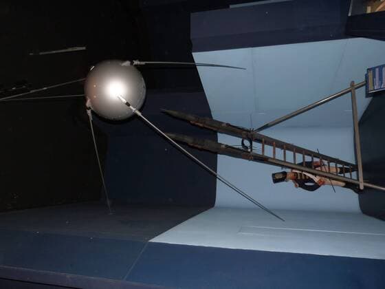 IMAGO History, Sowjetunion startet Sputnik, den ersten von Menschen gebauten Satelliten: 1957 Sputnik 1, replica. Sputnik 1 was launched into the orbit around the earth on October 4th 1957. It was the first man made satellite, made by the Soviet Union. Sputnik remained in orbit around the earth for 3 months after its launch, then burned up in the WHA  !ACHTUNG AUFNAHMEDATUM GESCHÄTZT! Copyright: WHA UnitedArchives510012137