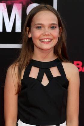 LOS ANGELES - JUL 26: Oona Laurence at the Bad Moms Los Angeles Premiere at the Village Theater on July 26, 2016 in Westwood, CA  KathyxHutchins