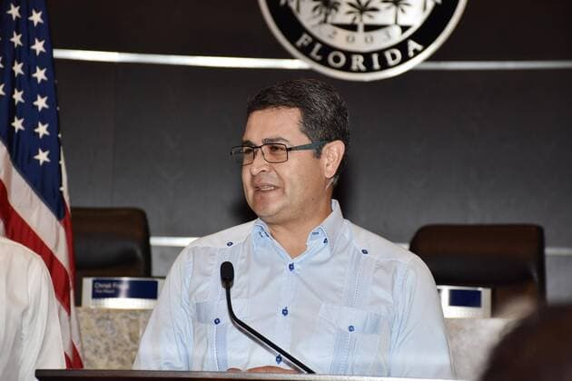 Honduran President Juan Orlando Hernandez delivers a speech after receiving the keys of the city from Doral s Mayor Luigi Boria in Florida, United States, 27 July 2016. Hernandez applauded that the US Government extended the asylum programme for central american children but assured that the problem must be adressed at the roots by activating the Plan Alliance for Prosperity of the North Triangle of Central America. HONDURAN PRESIDENT URGES THE US TO ADRESS THE ROOTS OF THE MIGRATION PROBLEM !ACHTUNG: NUR REDAKTIONELLE NUTZUNG!  FLO002 20160727-636052566413030840