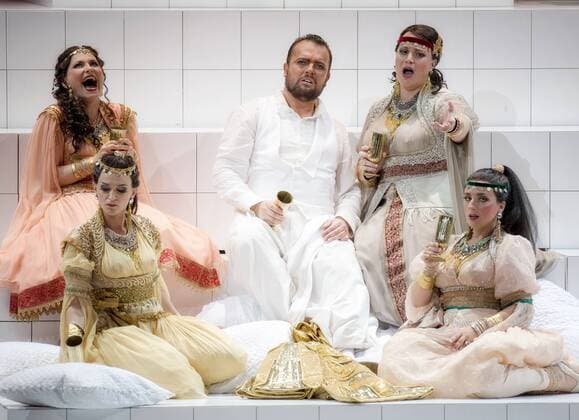 SALZBURGER FESTSPIELE - Die Liebe der Danae ( Oper von Richard Strauss) Michaela Selinger als Alkmene, Maria Celeng als Semele, Tomasz Konieczny als Jupiter, Jennifer Johnston als Leda und Olga Bezsmertna als Europa am 27.07.2016 während der Fotoprobe zur Oper - Die Liebe der Danae - im Grossen Festspielhaus, Salzburg, Österreich