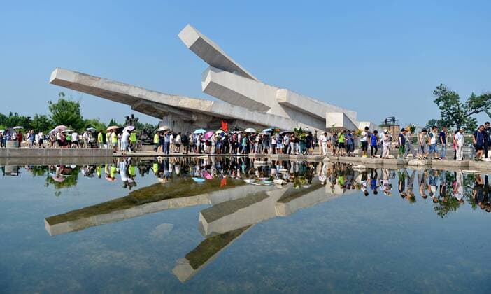 Bilder des Tages (160728) -- TANGSHAN, July 28, 2016 -- Residents visit Tangshan Earthquake Ruins Memorial Park to pay tribute to people killed in the 1976 Tangshan earthquake in Tangshan, north China s Hebei Province, July 28, 2016. Local residents mourn for the earthquake victims on Thursday to mark the 40th anniversary of the devastating earthquake that killed their family members and friends. )(wsw) CHINA-HEBEI-TANGSHAN-EARTHQUAKE-COMMEMORATION (CN) MouxYu 