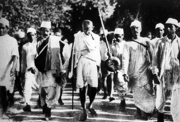 IMAGO ICONS: Mahatma Gandhi Gandhi leads a group of protesters during the Salt March, also mainly known as the Salt Satyagraha, began with the Dandi March on March 12, 1930, and was an important part of the Indian independence movement. It was a direct action campaign of tax resistance and nonviolent protest against the British salt monopoly in colonial India WHA  !ACHTUNG AUFNAHMEDATUM GESCHÄTZT! Copyright: WHA UnitedArchivesWHA_033_0376