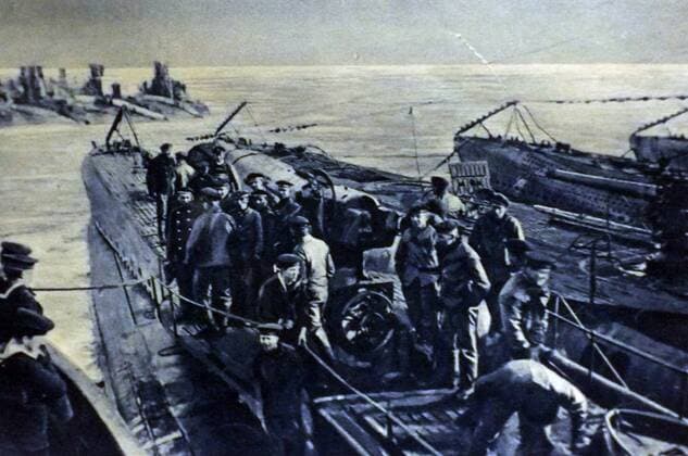 World War I - German submarine (U-Boat) crews surrender to British Forces at the English port of Harwich 1918 WHA  !ACHTUNG AUFNAHMEDATUM GESCHÄTZT! Copyright: WHA UnitedArchivesWHA_037_0001