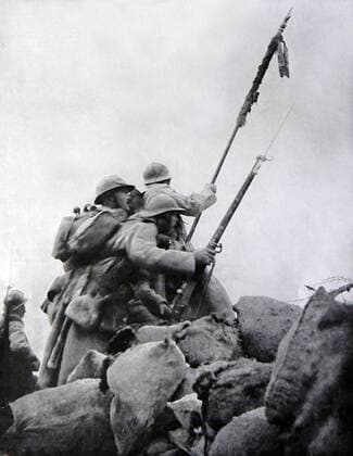 World War 1 - Heroic French soldiers rise over the top of their barricades towards the German line of fire during the First Battle of the Marne 1914. An Officer can be seen carrying a damaged regimental standard to rally the troops. WHA  !ACHTUNG AUFNAHMEDATUM GESCHÄTZT! Copyright: WHA UnitedArchivesWHA_037_0264