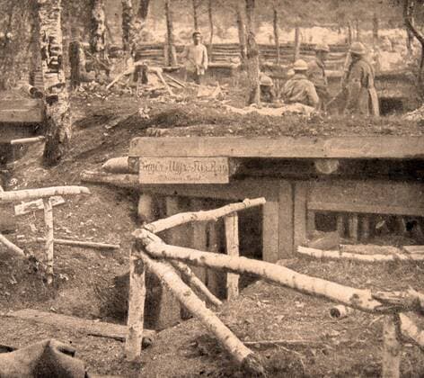 World War 1 - Housing for soldiers consisted of dugout trenches. France 1915 WHA  !ACHTUNG AUFNAHMEDATUM GESCHÄTZT! Copyright: WHA UnitedArchivesWHA_037_0313