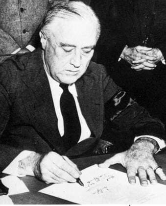IMAGO History, Zweiter Weltkrieg: 1939 - 1945 Photograph of President Roosevelt 1941. President Roosevelt is seen signing the declaration of war on Japan. Taken 24 hours after the Japanese attack on the US military base Pearl Harbor, Hawaii, marking the US joining in World War II. WHA  !ACHTUNG AUFNAHMEDATUM GESCHÄTZT! Copyright: WHA UnitedArchivesWHA_4265_TR