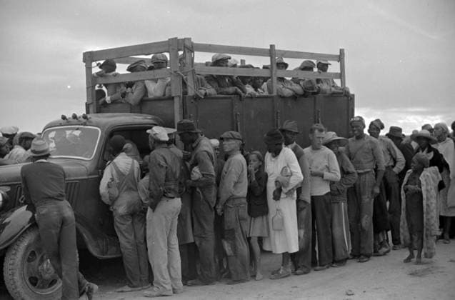 Vegetable workers, migrants, waiting after work to be paid. Near Homestead, Florida 19390101 WHA  !ACHTUNG AUFNAHMEDATUM GESCHÄTZT! Copyright: WHA UnitedArchivesWHA_039_0597