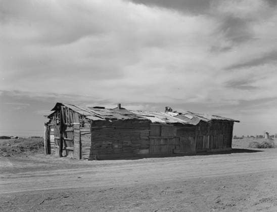 Housing typical of that afforded Mexican field workers of the Imperial Valley. These people are not migrants, but live on the edge of the ranches and work in peas and melons by Dorothea Lange 1895-1965, dated 19370101 WHA  !ACHTUNG AUFNAHMEDATUM GESCHÄTZT! Copyright: WHA UnitedArchivesWHA_039_0650