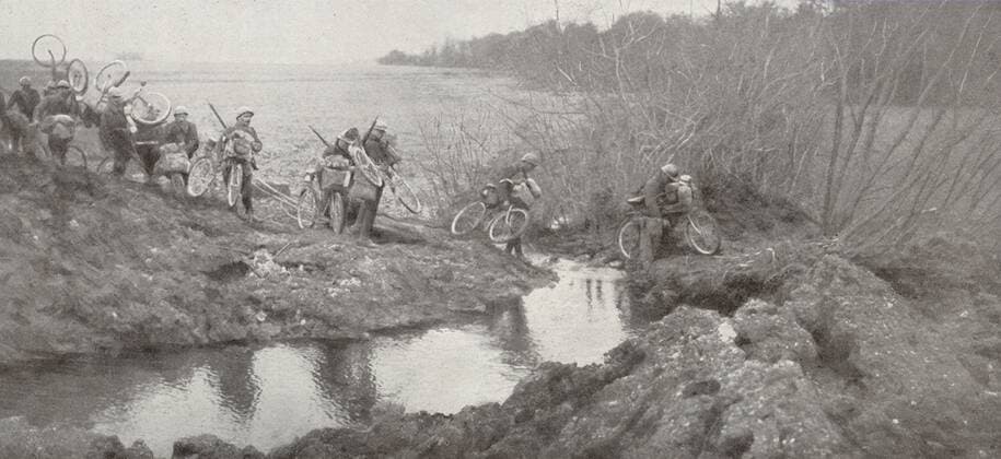 French soldiers with bicycles, cross a stream; France, Western Front, World War One 1916 WHA  !ACHTUNG AUFNAHMEDATUM GESCHÄTZT! Copyright: WHA UnitedArchivesWHA_039_0971