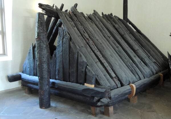The tent-like wooden burial chamber from the deck of the Oseberg ship. A Viking ship discovered in a large burial mound at the Oseberg farm near Tønsberg in Vestfold county, Norway. Dating from around 800 AD, the ship was excavated by Norwegian archaeologist Haakon Shetelig and Swedish archaeologist Gabriel Gustafson in 1904-1905. The ship is displayed at the Viking Ship Museum, in Bygdøy. WHA  !ACHTUNG AUFNAHMEDATUM GESCHÄTZT! Copyright: WHA UnitedArchivesWHA_041_0377