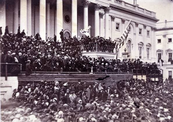 Abraham Lincoln delivering his second inaugural address as President of the United States, Washington, D.C. 1865. Photo shows President Lincoln standing in the centre of the photo (below the flag and to the left), on the east front of the U.S. Capitol. WHA  !ACHTUNG AUFNAHMEDATUM GESCHÄTZT! Copyright: WHA UnitedArchivesWHA_40_586