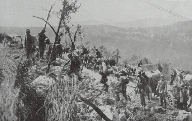 A column of Italian infantry at the battle of Isonzo, world war one 1917 WHA  !ACHTUNG AUFNAHMEDATUM GESCHÄTZT! Copyright: WHA UnitedArchivesWHA_40_955