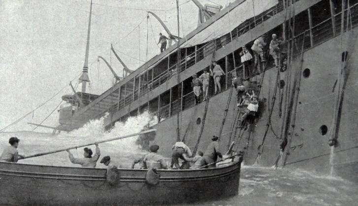 The French liner Sontay sinking in the Mediterranean after being torpedoed by a German submarine, during the First World War, with passengers and crew escaping into lifeboats. 16 April 1917 WHA  !ACHTUNG AUFNAHMEDATUM GESCHÄTZT! Copyright: WHA UnitedArchivesWHA_40_969