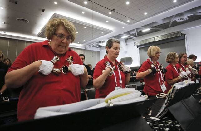 Handglocken-Treffen in Vancouver, Kanada (160730) -- VANCOUVER, July 29, 2016 -- Handbell musicians follow the notes during the mass rehearsal of the 17th International Handbell Symposium in Vancouver, Canada, July, 29, 2016. The event brought nearly 700 handbell musicians together to share their musical experience with handbells via group rehearsals and concert. ) (yy) CANADA-VANCOUVER-INTERNATIONAL HANDBELL SYMPOSIUM Liangxsen 