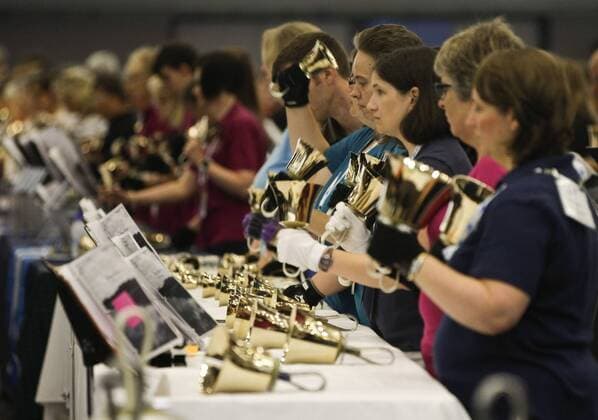 Handglocken-Treffen in Vancouver, Kanada (160730) -- VANCOUVER, July 29, 2016 -- Handbell musicians follow the notes during the mass rehearsal of the 17th International Handbell Symposium in Vancouver, Canada, July, 29, 2016. The event brought nearly 700 handbell musicians together to share their musical experience with handbells via group rehearsals and concert. ) (yy) CANADA-VANCOUVER-INTERNATIONAL HANDBELL SYMPOSIUM Liangxsen 