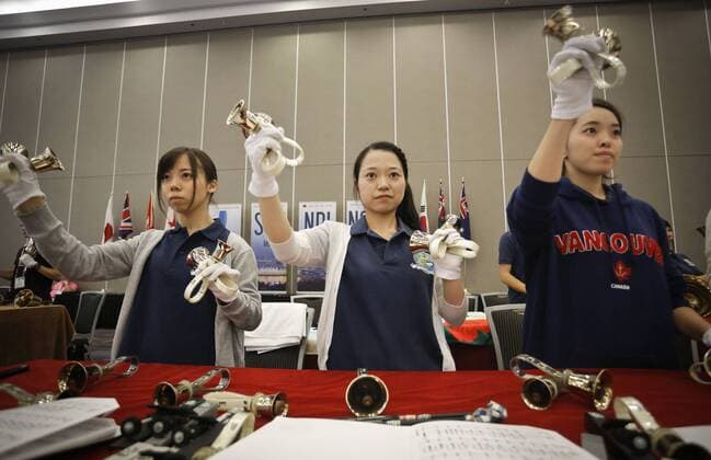 Handglocken-Treffen in Vancouver, Kanada (160730) -- VANCOUVER, July 29, 2016 -- Handbell musicians follow the notes during the mass rehearsal of the 17th International Handbell Symposium in Vancouver, Canada, July, 29, 2016. The event brought nearly 700 handbell musicians together to share their musical experience with handbells via group rehearsals and concert. ) (yy) CANADA-VANCOUVER-INTERNATIONAL HANDBELL SYMPOSIUM Liangxsen 