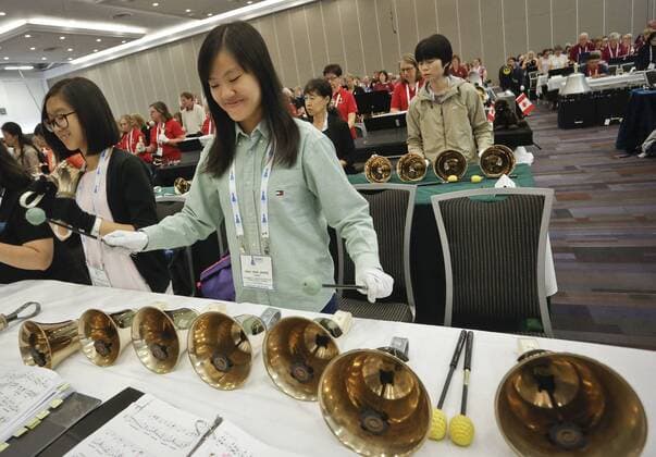 Handglocken-Treffen in Vancouver, Kanada (160730) -- VANCOUVER, July 29, 2016 -- Handbell musicians follow the notes during the mass rehearsal of the 17th International Handbell Symposium in Vancouver, Canada, July, 29, 2016. The event brought nearly 700 handbell musicians together to share their musical experience with handbells via group rehearsals and concert. ) (yy) CANADA-VANCOUVER-INTERNATIONAL HANDBELL SYMPOSIUM Liangxsen 