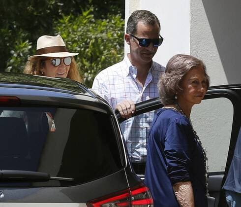 Spain s King Felipe VI (C); his sister Princess Elena (L), and their mother Queen Sofia (R) arrive at Princess Pilar de Borbon (unseen) s home to celebrate her 80th birthday in Majorca island, Balearic Islands, eastern Spain, 30 July 2016. Juan Carlos I s sister Princess Pilar de Borbon celebrated her birthday with a lunch in her residence. Spain s Royal Family celebrates the Princess Pilar de Borbon s 80th birthday !ACHTUNG: NUR REDAKTIONELLE NUTZUNG!  20160730-636054878674056123