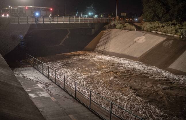 Überschwemmungen in Albuquerque, New Mexico July 30, 2016 - Albuquerque, New Mexico, U.S. - Journal.AFD personnel look for a possible victims who fell into North Diversion chanel during a flash flood that hit the metro area Saturday evening..Albuquerque, New Mexico Albuquerque U.S. - ZUMAab1_
