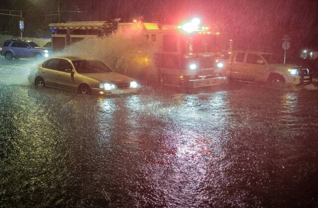Überschwemmungen in Albuquerque, New Mexico July 30, 2016 - Albuquerque, New Mexico, U.S. - Journal.drivers stall out near the intersection of Lomas and Carlisle around 8:30pm during a flash flood that hit the metro area Saturday evening..Albuquerque, New Mexico Albuquerque U.S. - ZUMAab1_