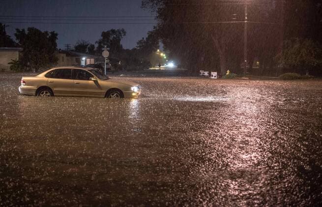 Bilder des Tages Überschwemmungen in Albuquerque, New Mexico July 30, 2016 - Albuquerque, New Mexico, U.S. - Journal.a driver stalls out near the intersection of Lomas and Carlisle around 8:30pm during a flash flood that hit the metro area Saturday evening..Albuquerque, New Mexico Albuquerque U.S. - ZUMAab1_