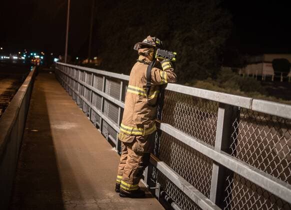 Überschwemmungen in Albuquerque, New Mexico July 30, 2016 - Albuquerque, New Mexico, U.S. - Journal.AFD personnel look for a possible victims who fell into North Diversion chanel during a flash flood that hit the metro area Saturday evening..Albuquerque, New Mexico Albuquerque U.S. - ZUMAab1_