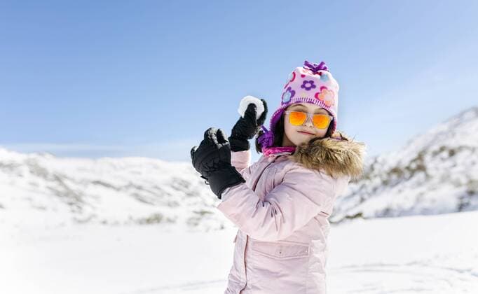 Girl throwing snowball model released Symbolfoto  MGOF001970