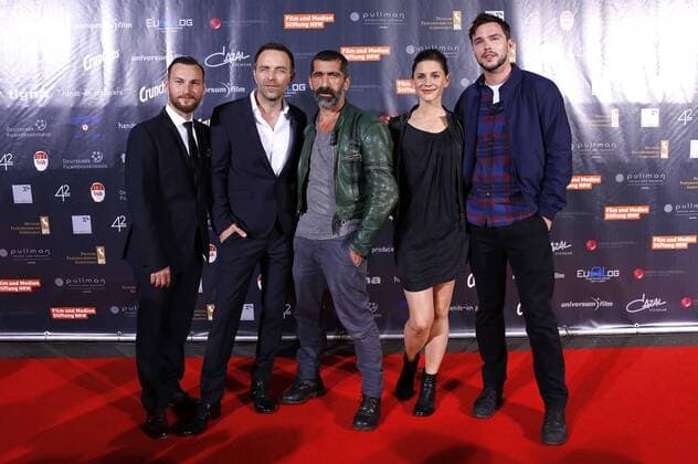 Johnny Palmiero, Aleksandar Jovanovic, Erdal Yildiz, Christina Hecke und Nicholas Hoult bei der Premiere des Kinofilms Collide im Drive In Autokino. Köln, 01.08.2016 Foto:xC.xHardtx xFuturexImage