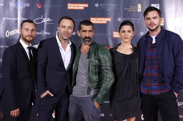 Johnny Palmiero, Aleksandar Jovanovic, Erdal Yildiz, Christina Hecke und Nicholas Hoult bei der Premiere des Kinofilms Collide im Drive In Autokino. Köln, 01.08.2016 Foto:xC.xHardtx xFuturexImage